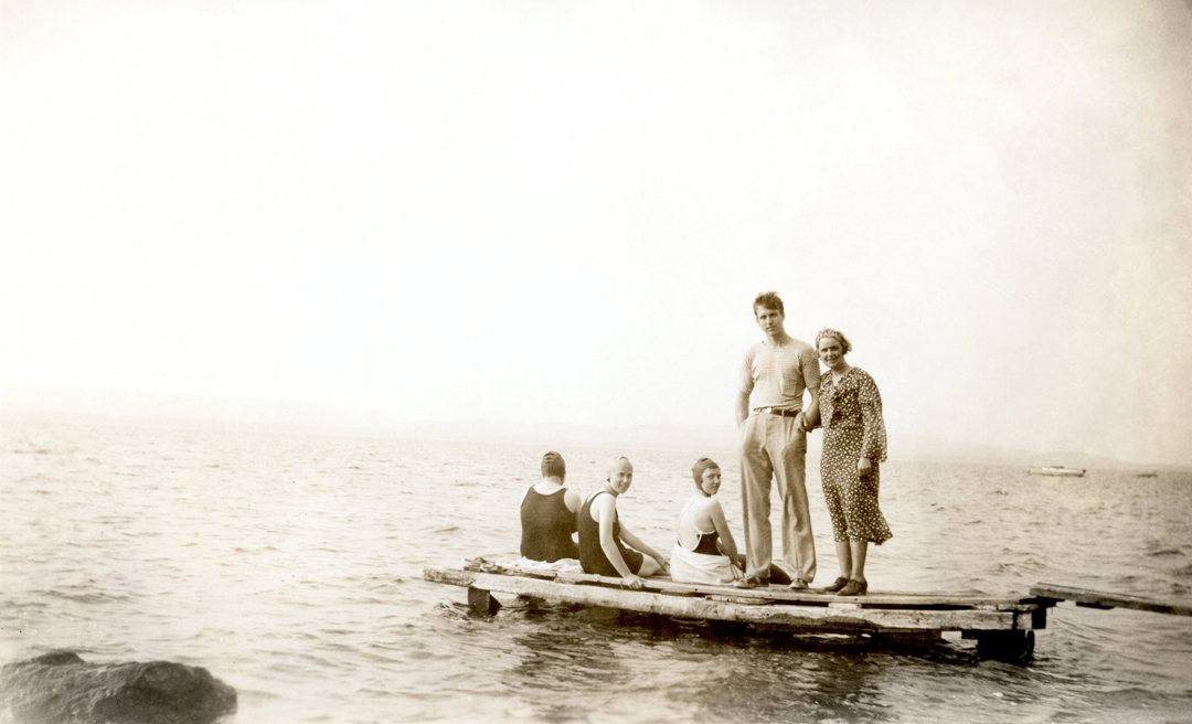 Margaret McNulty (standing) on the dock at 23 chemin de l’Île - Source: © Collection famille J. H. Rowell, around 1927