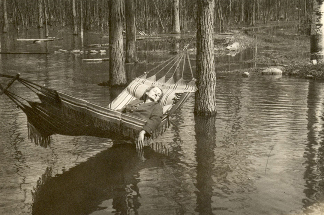 Evelyn Muir lors d’une inondation printanière - Source : Collection Laura Hallman, vers 1935