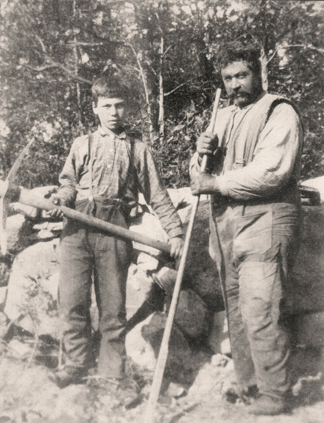 Siméon Poirier et son fils Gaspard - Source : Collection Fleur-Ange Leroux, vers 1908