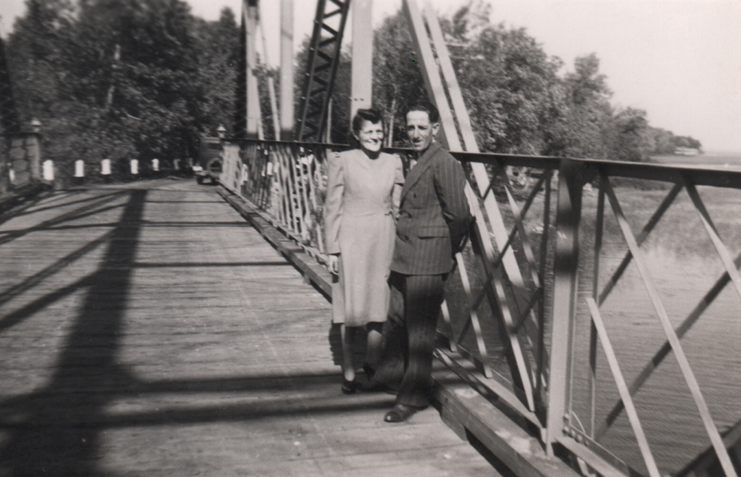 Ballade sur le pont - Source : © Collection Suzanne et Micheline Paiement, 1941