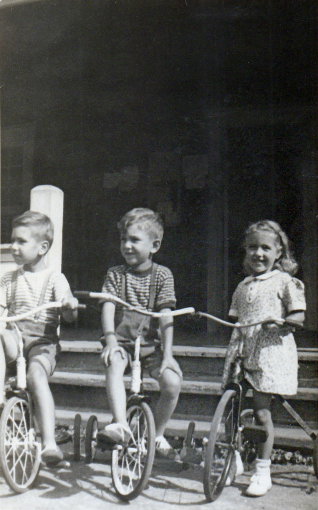 André Poirier, Marcel Poirier et Gisèle Poirier devant l’hôtel de ville - Source : © Collection Marcel Poirier, vers 1949