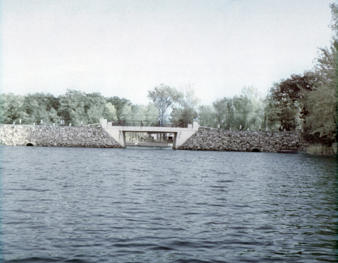 The current bridge built in 1964- Source: © Collection Ville d’Île-Cadieux, after 1964