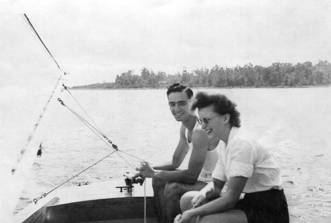 Ken and Mary-Helen Muir on the Muir's sailboat - Source: © Collection Laura Hallman, 1943