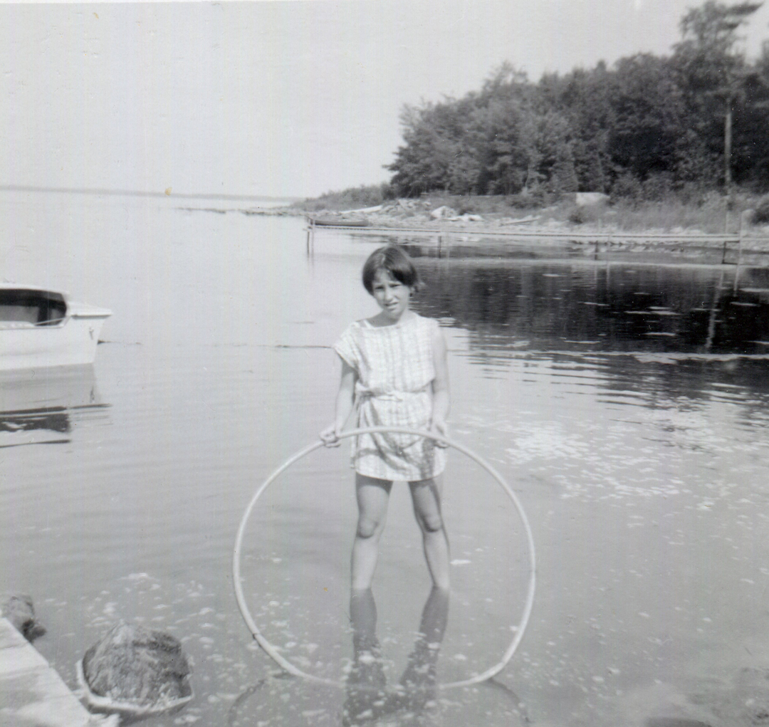 Beverly Muir playing near the dock - Source: © Collection Laura Hallman, around 1960