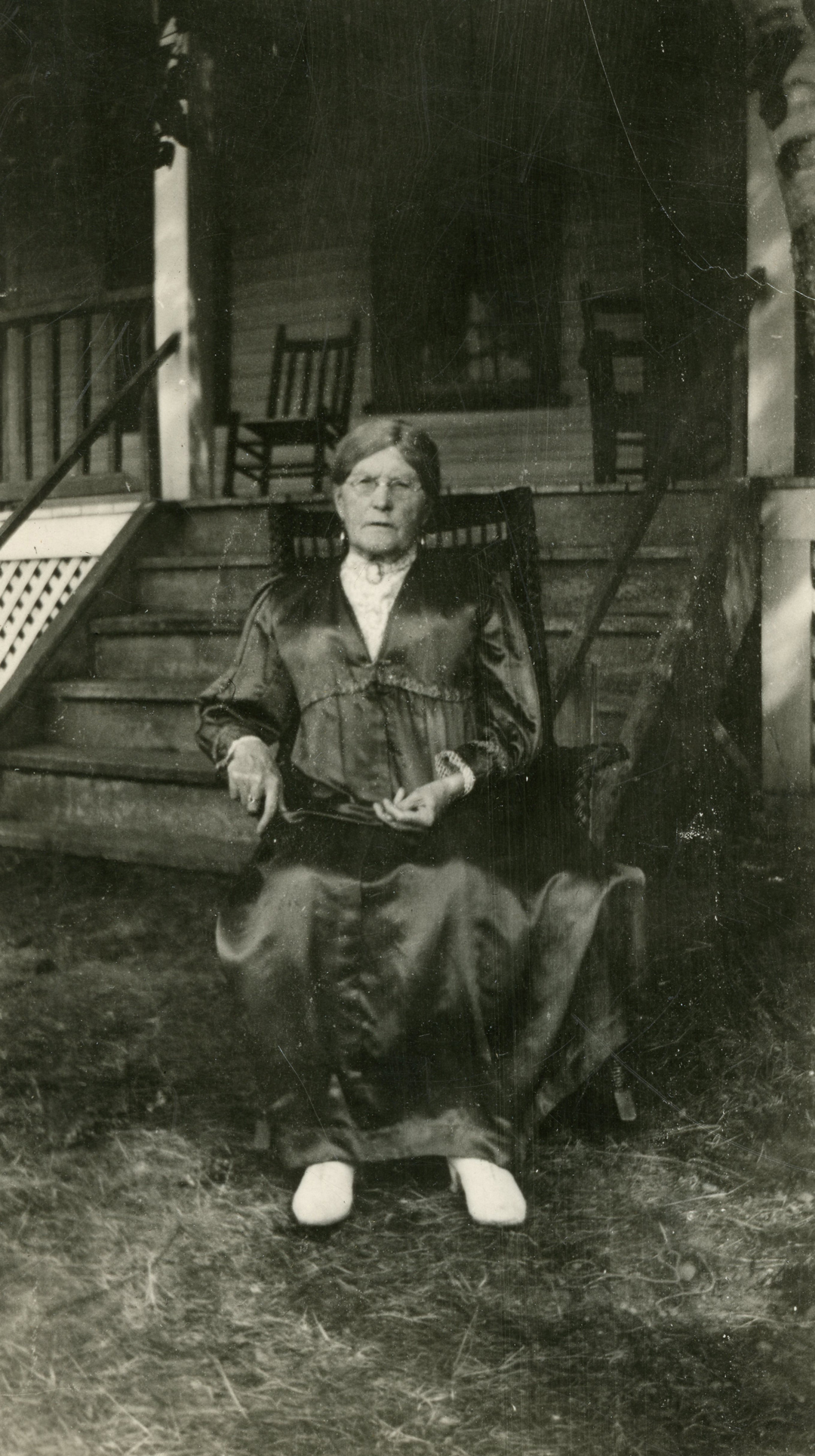 Julia Campbell, wife of John Halliday Rowell, in front of their summer residence - Source: © Collection famille J. H. Rowell, 1926