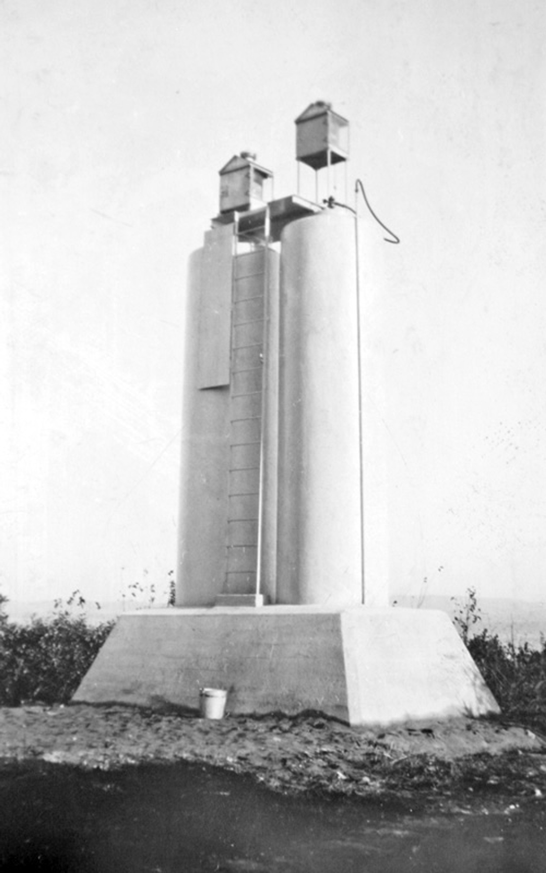 The two automated towers - Source: www.lighthousefriends.com, after 1935