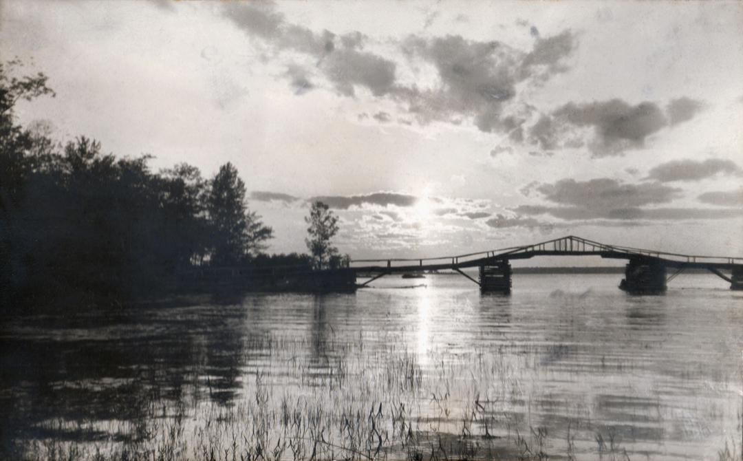 First wooden bridge linking île Cadieux to the mainland - Source: © Collection Ville d’Île-Cadieux, before 1924