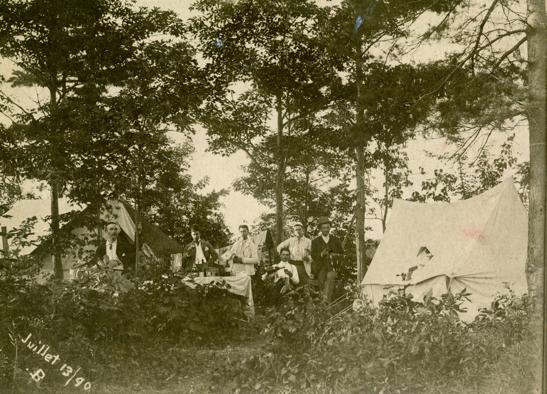 Having a good time on the island - Source: © Bibliothèque et Archives nationales du Québec, 1890